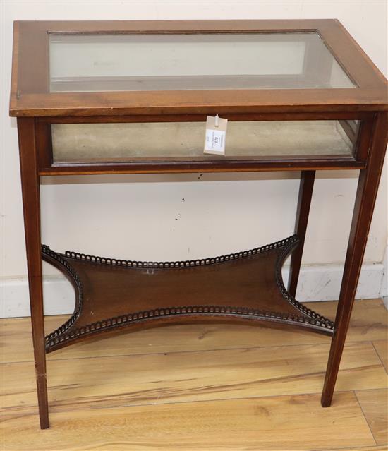 An Edwardian satinwood-banded mahogany rectangular bijouterie table with galleried shaped undertier on tapered legs (a.f.)